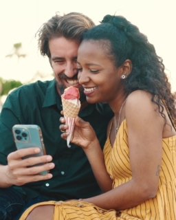 Der Sommer passiert nicht zuhause. ☀️
Er passiert unterwegs, spontan und genau dann, wenn aus kleinen Momenten Erinnerungen werden. 🥰

➡️ Komm jetzt in unserem Shop vorbei und sichere Dir den besten Tarif für Deinen unvergesslichen Sommer!