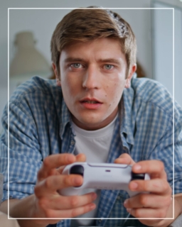 Die ganze Familie ist zuhause … und die Leitung brennt. 🔥

Das ist jetzt Geschichte – denn mit Glasfaser bleibt dein Internetanschluss immer cool und ist jeder Herausforderung gewachsen. Genügend Speed für gleichzeitiges Zocken, Streamen, Arbeiten und Surfen. Das ist das Internet der Zukunft!

Informiere dich bei uns über die Möglichkeiten und Vorteile mit Glasfaser – und surfe los.